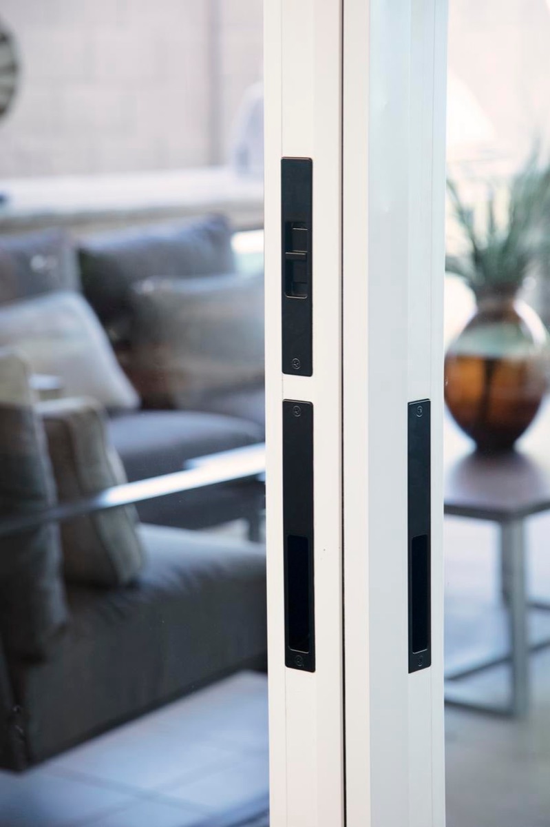 VX350 handle and locking hardware